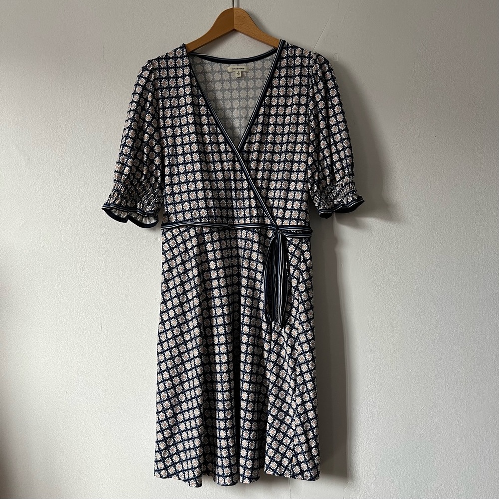 Chic Navy and White Patterned Wrap Dress